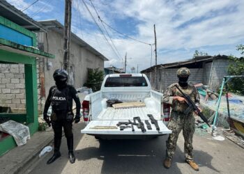 ​Golpe a grupo criminal: Fuerzas Armadas decomisan fusiles y subametralladora en Tenguel