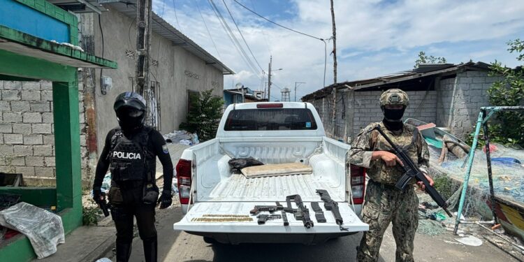 ​Golpe a grupo criminal: Fuerzas Armadas decomisan fusiles y subametralladora en Tenguel