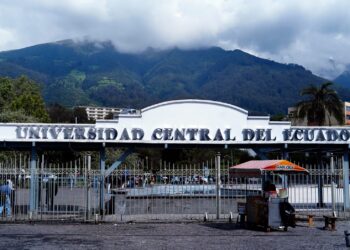 11 estudiantes de Medicina de la UCE fueron detectados presuntamente copiando con dispositivos ocultos durante examen