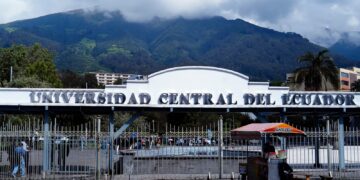 11 estudiantes de Medicina de la UCE fueron detectados presuntamente copiando con dispositivos ocultos durante examen