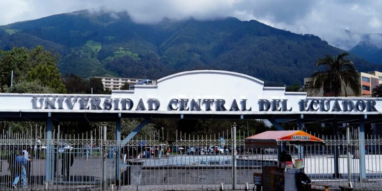 11 estudiantes de Medicina de la UCE fueron detectados presuntamente copiando con dispositivos ocultos durante examen