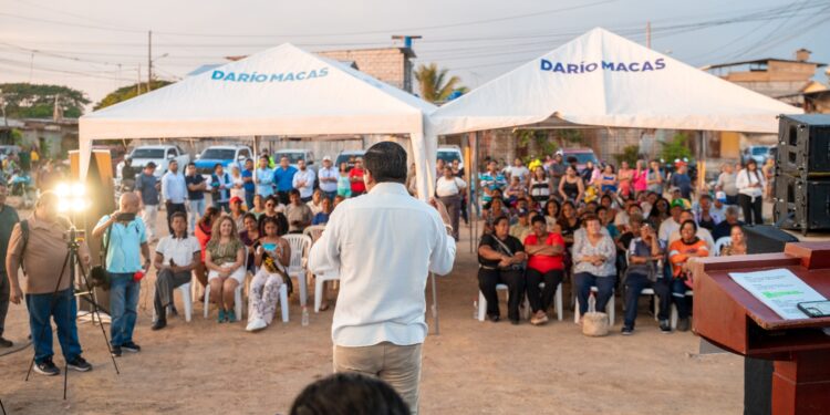 El alcalde Darío Macas firma el contrato para la regeneración urbana de la Ciudadela Leonor Aguilar