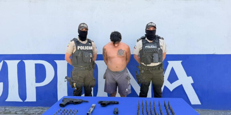 Operativo conjunto entre Policía y Fuerzas Armadas deja un detenido con una miniametralladora y una pistola en Puerto Bolívar