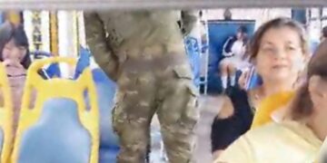 Fuerzas Armadas despliegan operativos de control de armas en buses urbanos para combatir la delincuencia en Machala