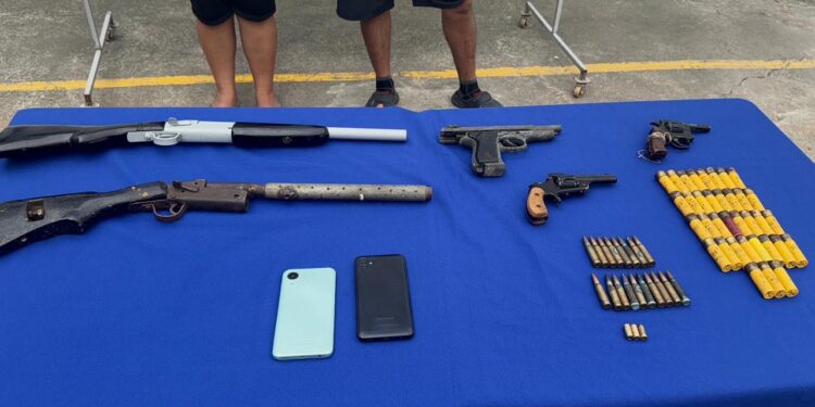 Dos aprehendidos y varias armas decomisadas durante operativo en El Guabo