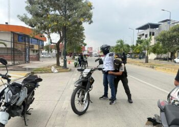 Policía y Movilidad retienen siete motocicletas durante un fuerte operativo en la Avenida Sur