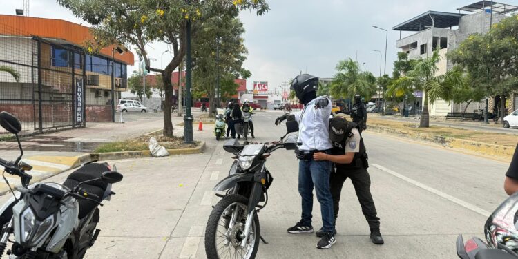 Policía y Movilidad retienen siete motocicletas durante un fuerte operativo en la Avenida Sur