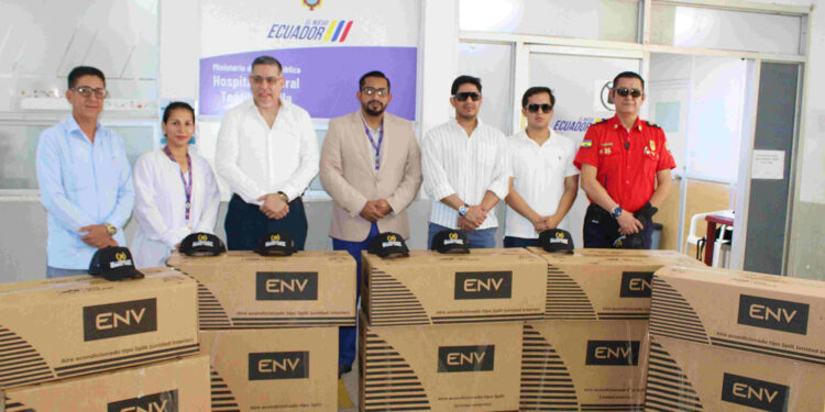 Empresa privada entrega climatizadores al Hospital General Teófilo Dávila para fortalecer áreas críticas