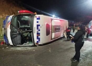 Bus de la cooperativa Loja se volcó en el ingreso a la ciudad de Loja y dejó 17 personas heridas