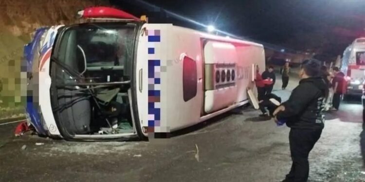 Bus de la cooperativa Loja se volcó en el ingreso a la ciudad de Loja y dejó 17 personas heridas