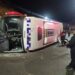 Bus de la cooperativa Loja se volcó en el ingreso a la ciudad de Loja y dejó 17 personas heridas