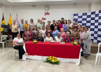 Jubilados del sector salud festejaron el Día de la Madre y del Padre en Machala