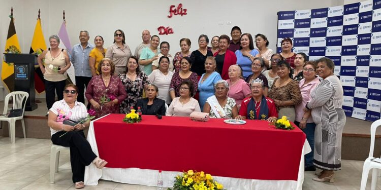 Jubilados del sector salud festejaron el Día de la Madre y del Padre en Machala