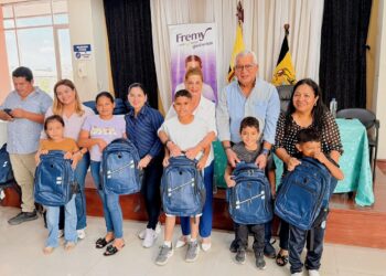 Alcalde Hitler Álvarez y Ministerio de Desarrollo Humano entregan ochenta kits escolares a beneficiarios del proyecto ETI