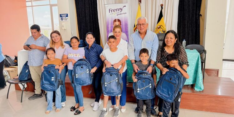 Alcalde Hitler Álvarez y Ministerio de Desarrollo Humano entregan ochenta kits escolares a beneficiarios del proyecto ETI