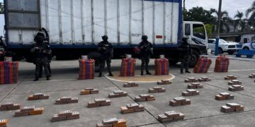 Decomisan más de una tonelada de cocaína oculta en cargamento de banano que iba a Reino Unido desde Puerto Bolívar