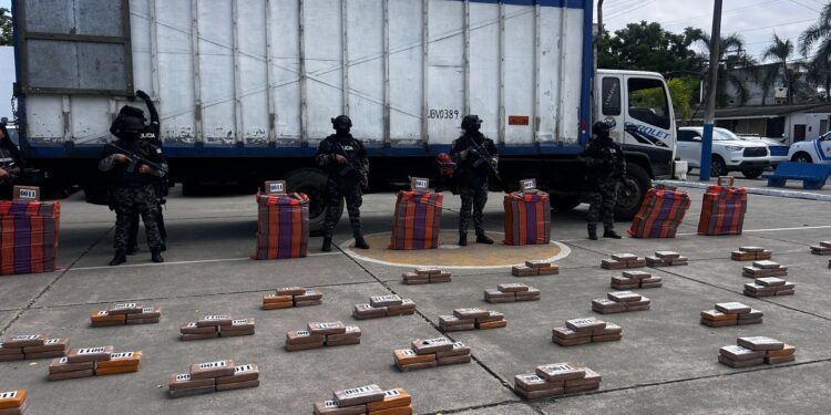 Decomisan más de una tonelada de cocaína oculta en cargamento de banano que iba a Reino Unido desde Puerto Bolívar
