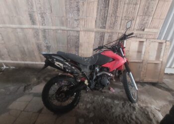 Policía Nacional retiene motocicleta con series adulteradas en el sector de Puerto Bolívar