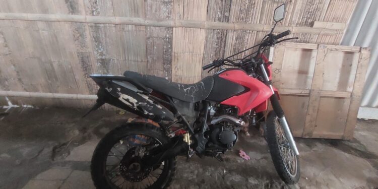 Policía Nacional retiene motocicleta con series adulteradas en el sector de Puerto Bolívar