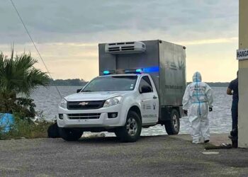 Hallan cadáver con impactos de bala flotando en un estero de Puerto Bolívar
