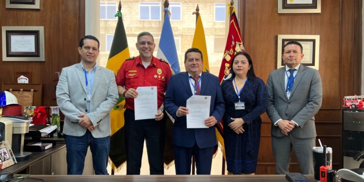 Cuerpo de Bomberos y Cámara de la Construcción de Machala firman convenio de cooperación institucional
