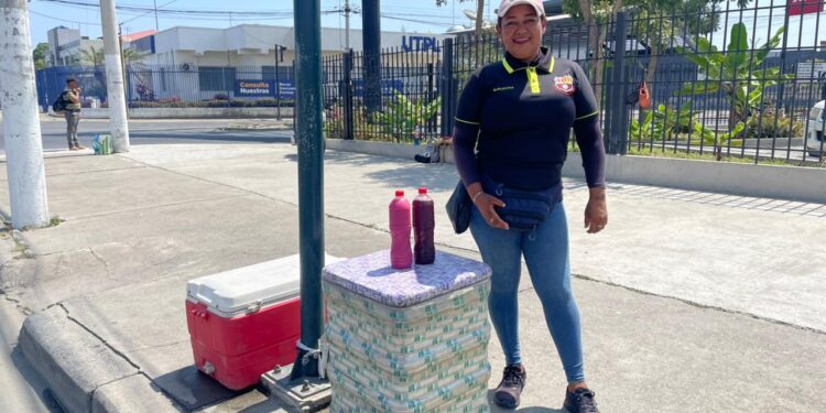 Bajo el sol y con una sonrisa: la historia de Alexandra y su hija