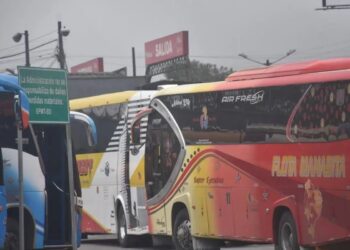 Cae red de supuestos guardias que extorsionaba a transportistas cobrando un dólar por unidad en la Terminal Terrestre