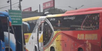 Cae red de supuestos guardias que extorsionaba a transportistas cobrando un dólar por unidad en la Terminal Terrestre