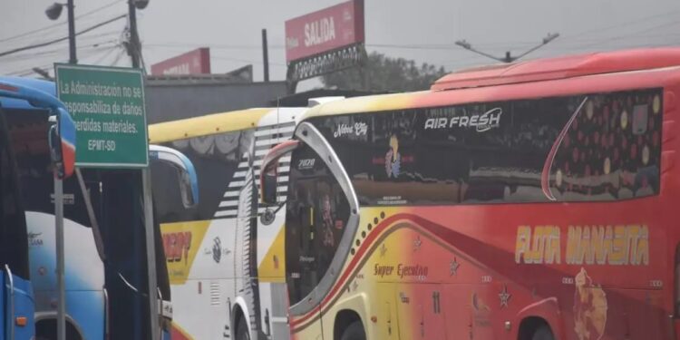 Cae red de supuestos guardias que extorsionaba a transportistas cobrando un dólar por unidad en la Terminal Terrestre