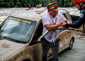 El presidente de la Conaie, Marlon Vargas, fue rescatado tras ser arrastrado por la crecida de un río en Esmeraldas
