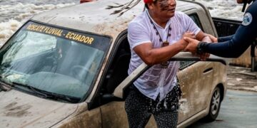 El presidente de la Conaie, Marlon Vargas, fue rescatado tras ser arrastrado por la crecida de un río en Esmeraldas
