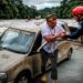 El presidente de la Conaie, Marlon Vargas, fue rescatado tras ser arrastrado por la crecida de un río en Esmeraldas