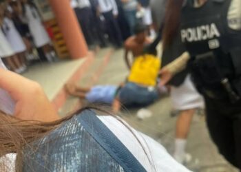 Terror en los exteriores de un plantel educativo: Sicarios asesinan a un hombre y dejan dos heridas en Manta