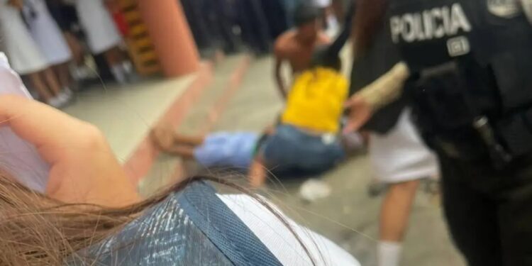 Terror en los exteriores de un plantel educativo: Sicarios asesinan a un hombre y dejan dos heridas en Manta