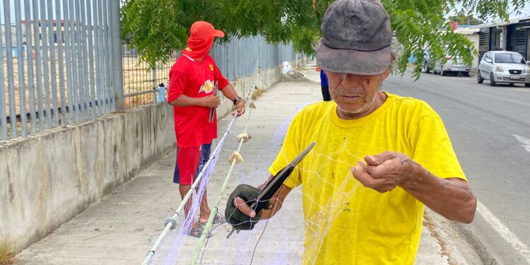 El mallado: una tradición artesanal que sostiene a la pesca en Machala