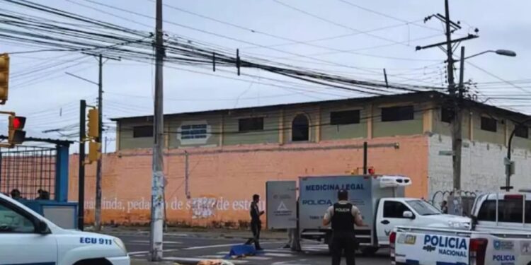 Conmoción en Guayaquil por el asesinato de un padre de familia en los exteriores de una escuela