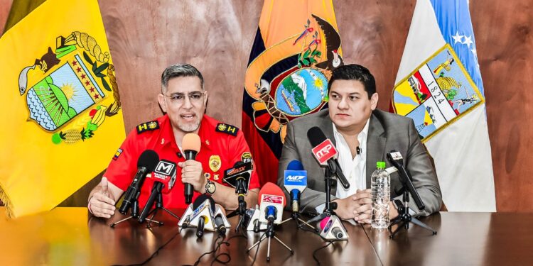 Alianza estratégica: Bomberos Machala y la Cámara de Comercio firman convenio para fortalecer la prevención de siniestros
