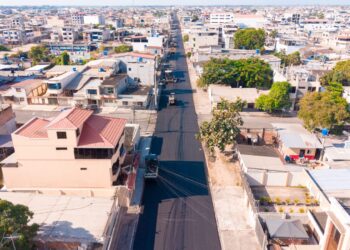 Alcaldía de Machala inicia la colocación de más de 10 mil metros cuadrados de asfalto en la calle Colón