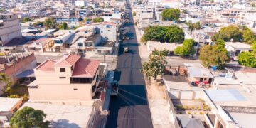 Alcaldía de Machala inicia la colocación de más de 10 mil metros cuadrados de asfalto en la calle Colón