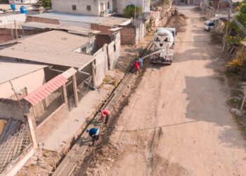Avanza la regeneración urbana en Urseza 2: Equipos municipales ejecutan la fundición de bordillos