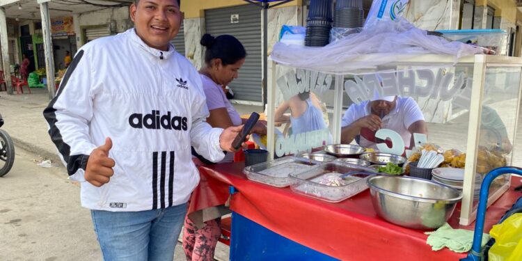 Con ceviche peruano y TikTok, joven emprendedor conquista paladares
