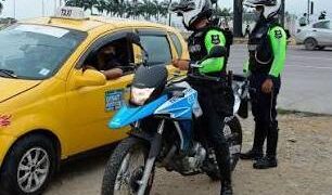 Agentes de tránsito detenidos por presunta evasión de una mujer aprehendida tras accidente de tránsito
