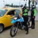 Agentes de tránsito detenidos por presunta evasión de una mujer aprehendida tras accidente de tránsito