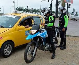 Agentes de tránsito detenidos por presunta evasión de una mujer aprehendida tras accidente de tránsito