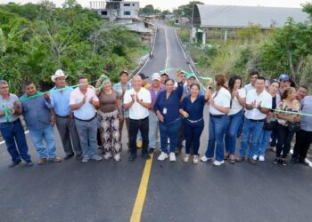 Prefectura de El Oro entregó pavimentación asfáltica en la parroquia rural de Palmales
