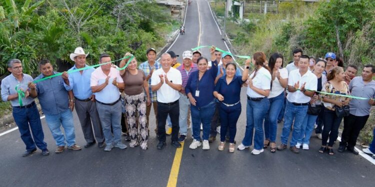 Prefectura de El Oro entregó pavimentación asfáltica en la parroquia rural de Palmales