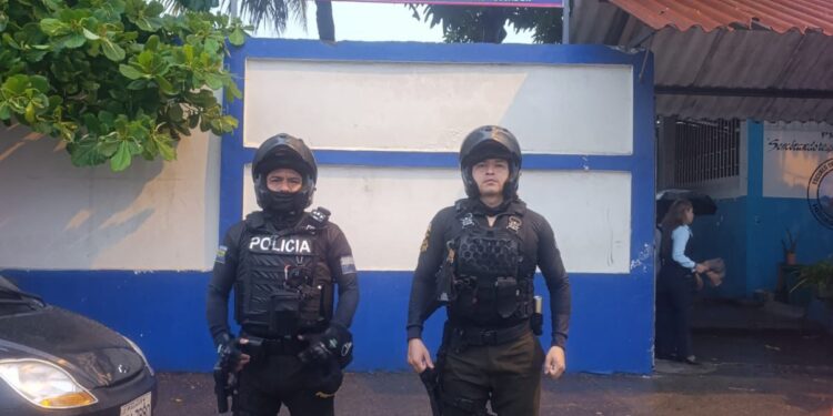 La Policía Nacional despliega operativos preventivos en los exteriores de planteles educativos
