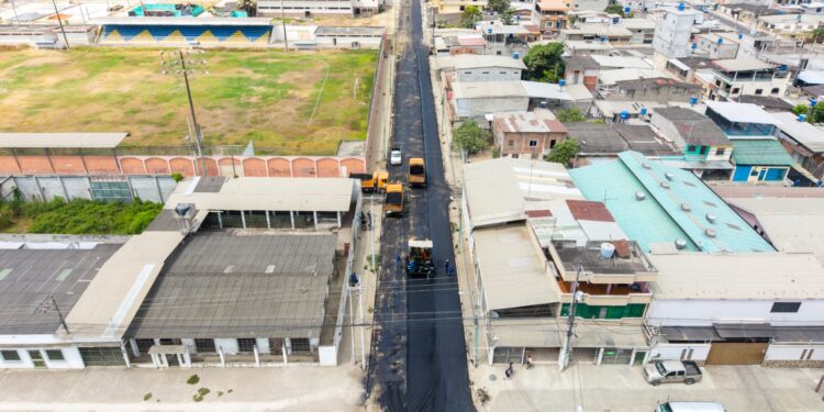 Avanza el asfaltado de calles en el barrio Amazonas 1 de Puerto Bolívar