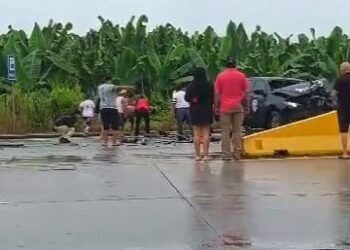 Fuerte choque entre una camioneta y un cabezal deja una persona herida en la vía a Santa Rosa