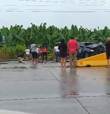 Fuerte choque entre una camioneta y un cabezal deja una persona herida en la vía a Santa Rosa